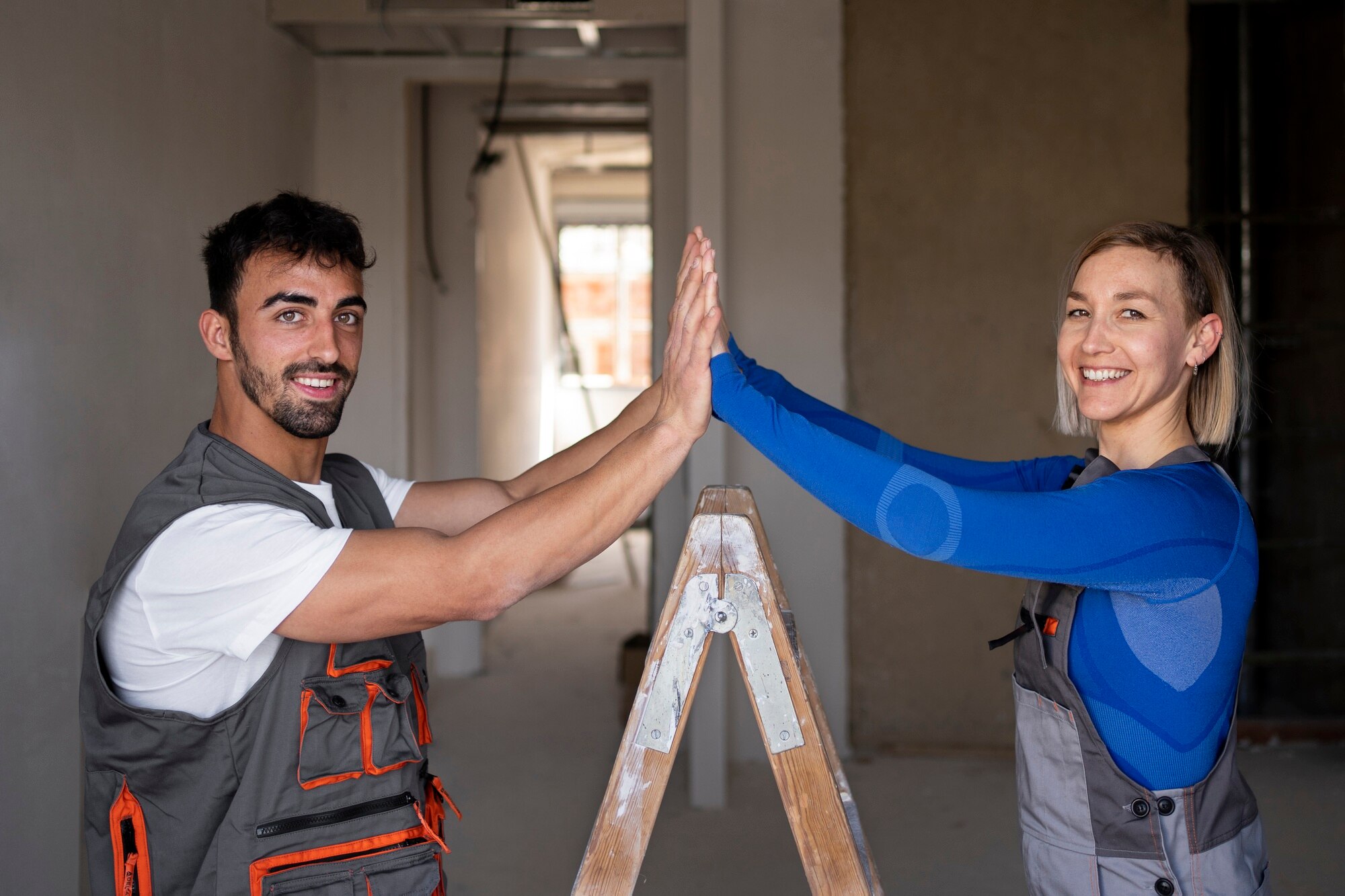 trabajadores sonrientes tiro medio chocan cinco 23 2149366624